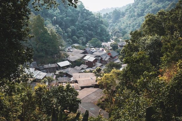 Punto di vista dell'angolo alto al villaggio di Mae Kampong, Chiang Mai, Thailand