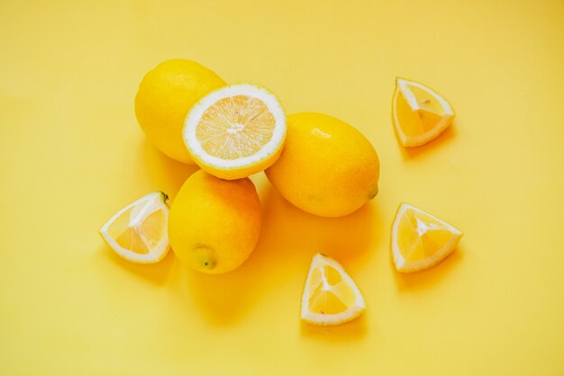 Punto di vista dell'angolo alto del limone sistemato sopra giallo