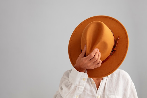 Punto di vista della donna che indossa il cappello fedora alla moda