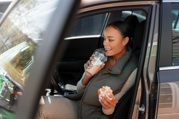 Punto di vista della donna con l'automobile alla stazione di servizio