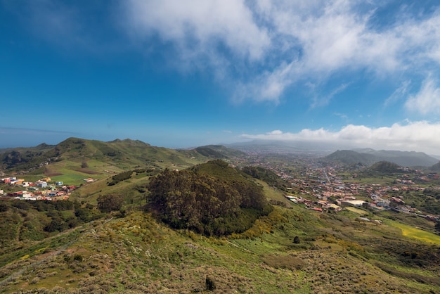 Punto di vista di Jardina nell&#39;isola di Tenerife. Las Mercedes e La Laguna villaggio sullo sfondo
