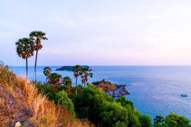 Punto di vista di Phromthep Cape con il bello cielo crepuscolare di tramonto a Phuket, Tailandia