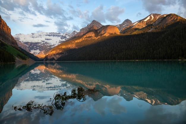 Punto di vista in un lago glaciale circondato dalle montagne rocciose canadesi