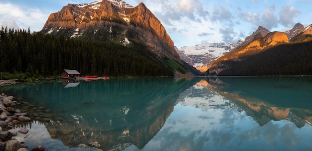 Punto di vista in un lago glaciale circondato dalle montagne rocciose canadesi