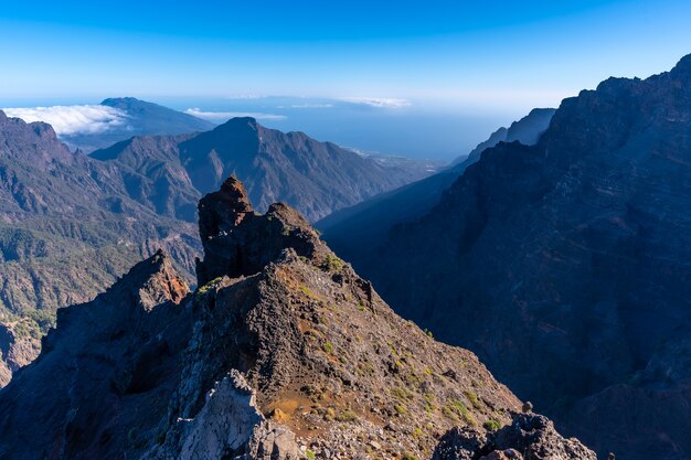 Punto di vista naturale della Caldera de Taburiente durante il trekking vicino a Roque de los Muchachos un pomeriggio d'estate, La Palma, Isole Canarie. Spagna