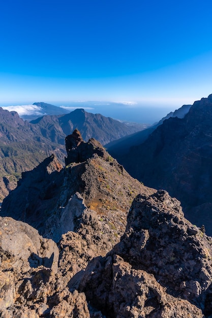 Punto di vista naturale della Caldera de Taburiente durante il trekking vicino a Roque de los Muchachos