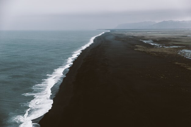 Punto di vista nero della spiaggia a Reynisfjara, Islanda