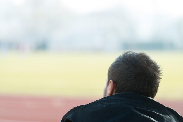 Punto di vista posteriore del giovane sui Bleachers