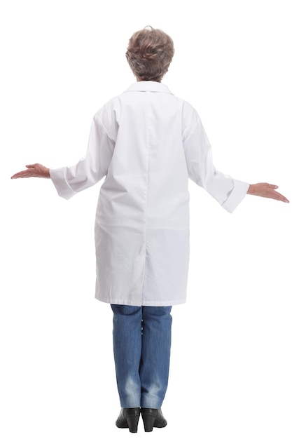 Punto di vista posteriore del medico in uniforme pulita che cammina su priorità bassa bianca