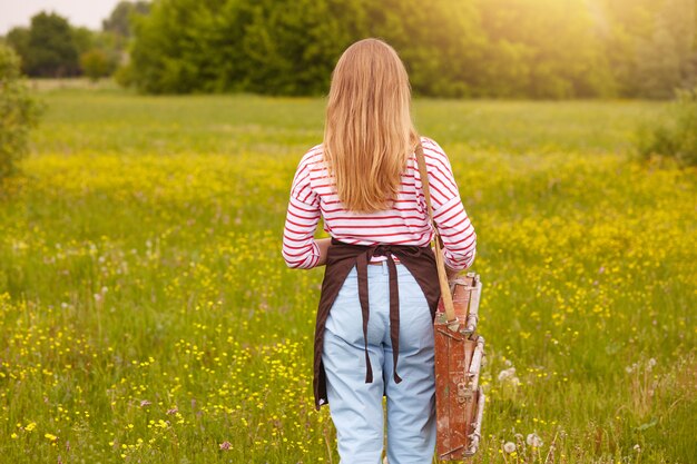 Punto di vista posteriore dell'artista femminile che finisce la sua foto sullo sketchbook