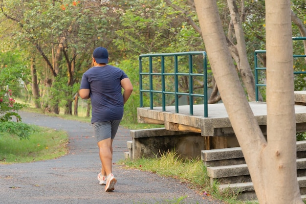 Punto di vista posteriore dell'uomo grasso che pareggia nel parco