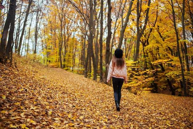 Punto di vista posteriore di una giovane femmina nella sosta di autunno