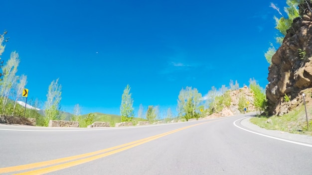 Punto di vista POV - Guida in autostrada di montagna in estate.