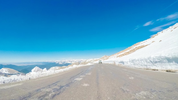 Punto di vista POV - Guida sulla strada alpina del Monte Evans all'inizio dell'estate.