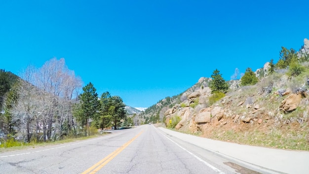 Punto di vista POV: guidando verso est fino a Boulder sull'autostrada 36.