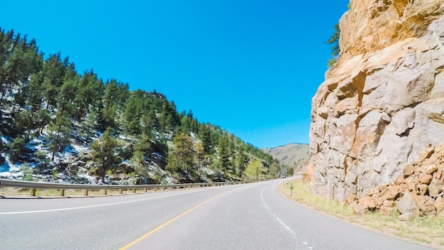 Punto di vista POV - Guidare a ovest verso Estes Park sull'autostrada 36.