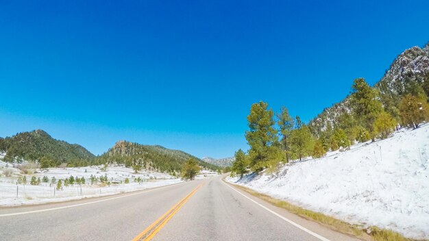 Punto di vista POV - Guidare a ovest verso Estes Park sull'autostrada 36.