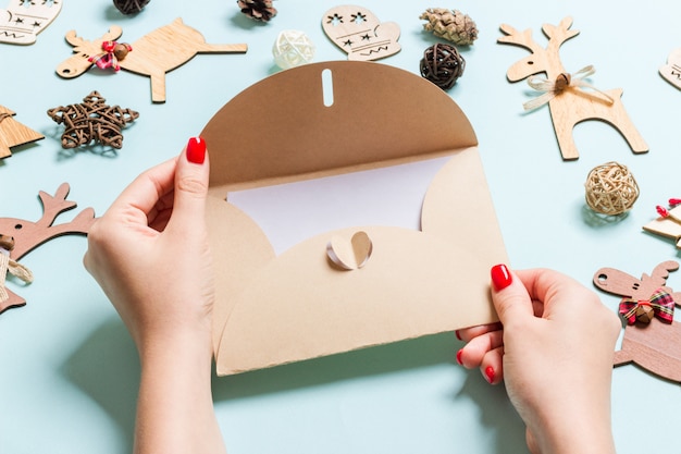 Punto di vista superiore della donna che tiene una busta. Concetto di tempo di Natale