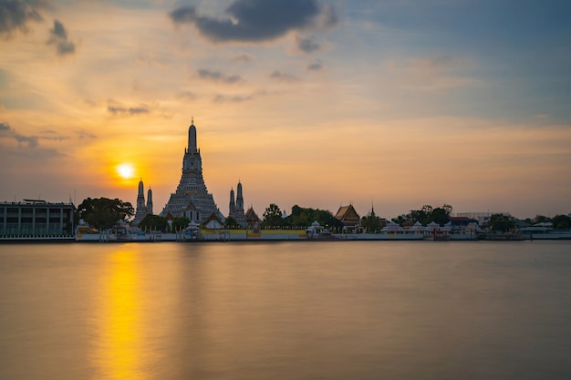 Punto di vista, Wat Arun Ratchawaram Ratchaworamawihan al cielo crepuscolare del tramonto, Bangkok, Tailandia