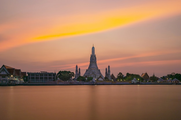 Punto di vista, Wat Arun Ratchawaram Ratchaworamawihan al cielo crepuscolare del tramonto, Bangkok, Tailandia