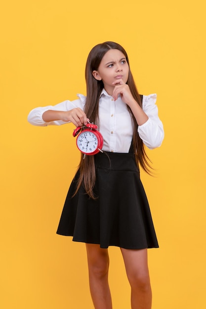 Puntualità ultima possibilità puntuale ragazza teenager che controlla il tempo bambino premuroso con sveglia ragazzo della scuola in uniforme che mostra il tempo che sei in ritardo scadenza la mattina presto