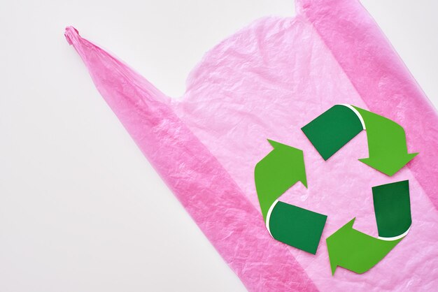 Puoi rendere questo mondo migliore riciclare il simbolo in un sacchetto di plastica rosa