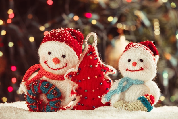 Pupazzi di neve a maglia e albero di Natale fatto a mano - decorazioni per la casa sulla neve