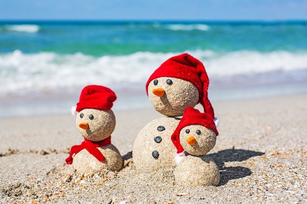 Pupazzi di neve di sabbia. Il concetto di vacanza può essere utilizzato per le cartoline di Capodanno e Natale