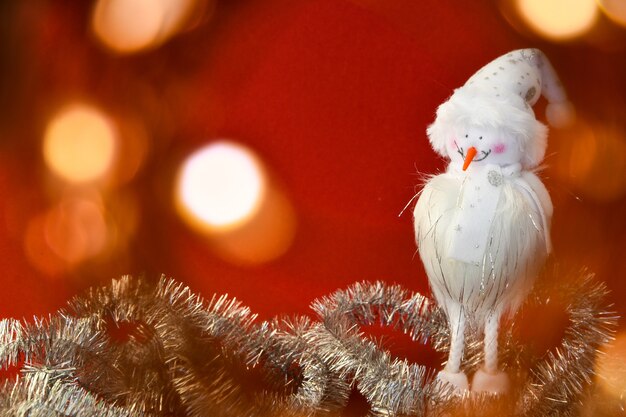 Pupazzo di neve allegro festivo con fondo brillante di Natale. Buon anno nuovo spirito. Anno nuovo, concetto di Natale. Copia spazio. Biglietto d'auguri