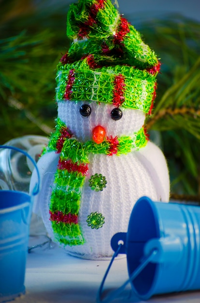 Pupazzo di neve con cappello su sfondo bianco