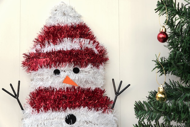 pupazzo di neve e albero di natale