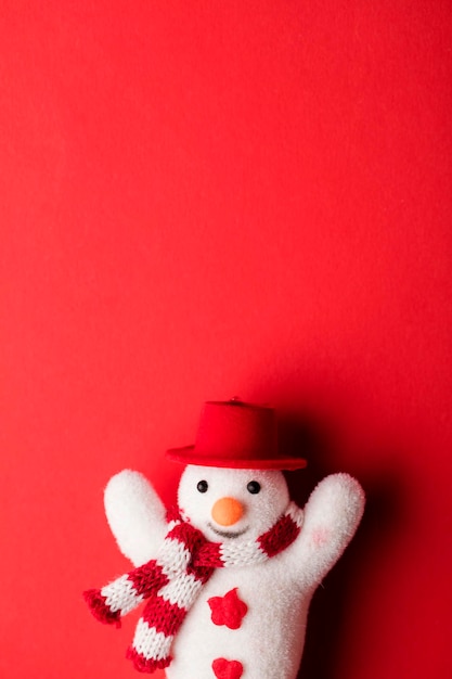 Pupazzo di neve festivo invernale su sfondo rosso