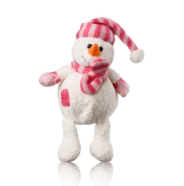 Pupazzo di neve giocattolo tessile bianco in cappello rosa e sciarpa isolati su sfondo bianco, primi piani