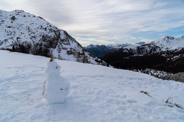 Pupazzo di neve in mezzo alla montagna