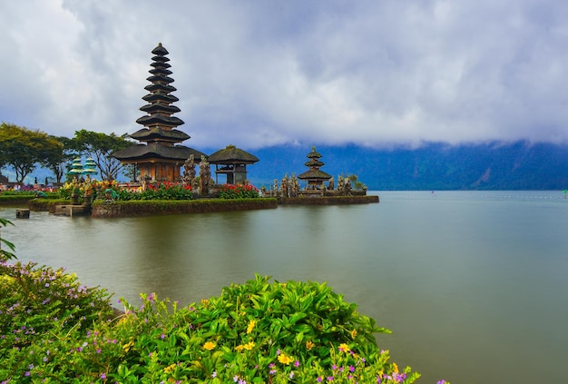 Pura Ulun Danu Beratan o Pura Bratan isolato su sfondo bianco È un tempio a Bali