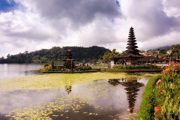 Pura Ulun Danu Bratan tempio indù sull'isola di Bali Indonesia