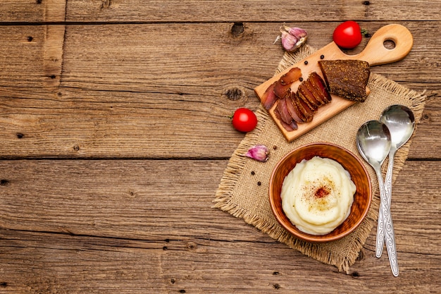 Purè di patate all'aglio del Ringraziamento fatto in casa con pomodori freschi e pastrami. Tovagliolo vestirono