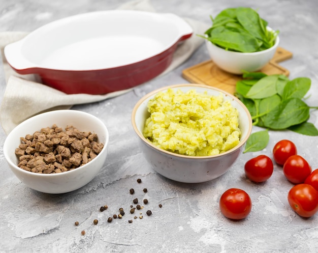 purè di patate carne macinata pomodori e spinaci in tavola