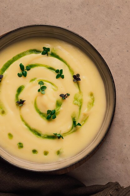 Purè di patate con burro verde e micro verde fatto in casa su un tavolo beige nessuna vista dall'alto di persone