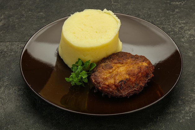 Purè di patate con cotoletta fatta in casa