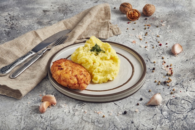 Purè di patate con cotoletta, sfondo chiaro