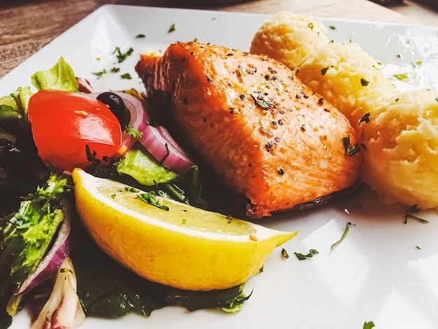 Purè di patate con salmone grigliato e insalata a pranzo