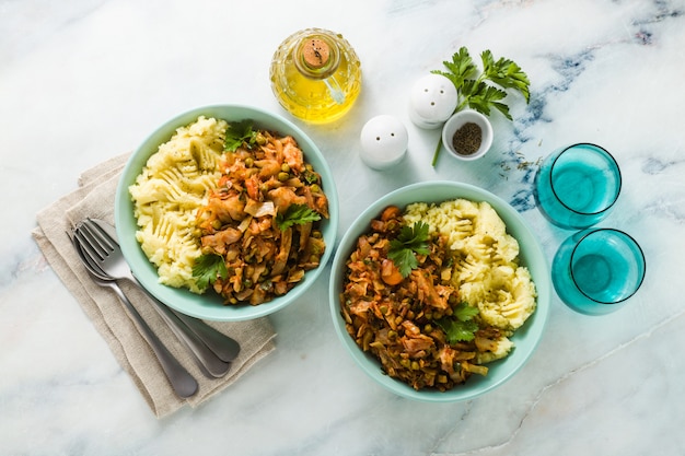 Purè di patate con stufato di verdure di cavolo su un tavolo di marmo