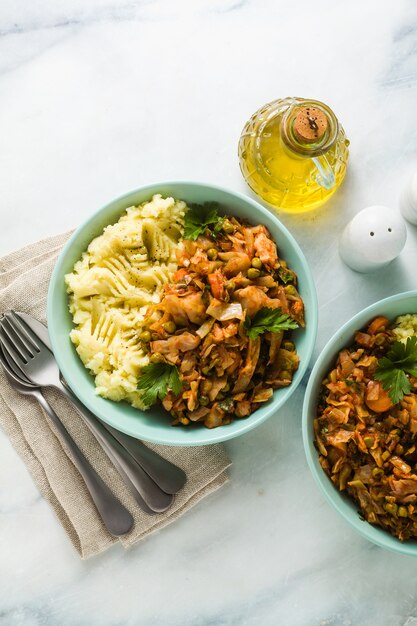 Purè di patate con stufato di verdure di cavolo su un tavolo di marmo