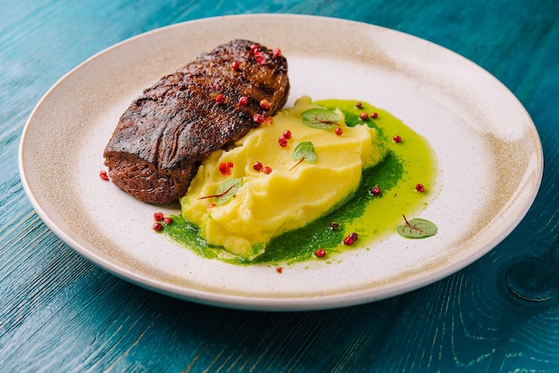 Purè di patate e bistecca di manzo al pesto