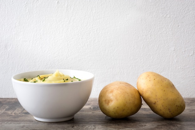 Purè di patate in ciotola su di legno