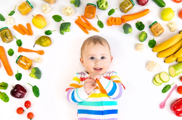 Purea di bambino con frutta e verdura. Messa a fuoco selettiva. Cibo.