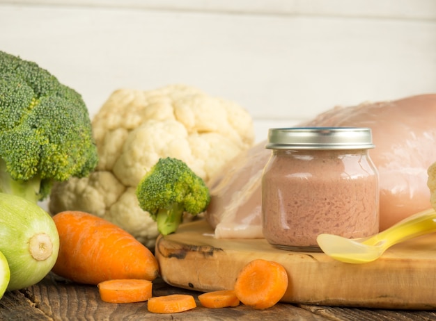 Purea di zucchine fresche, pollame e broccoli in un barattolo. cibo per neonato.