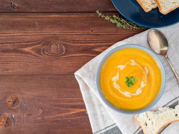 Purea di zuppa di crema di zucca vegetariana vegetariana