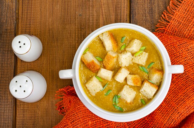 Purea di zuppa di verdure con pangrattato cibo sano